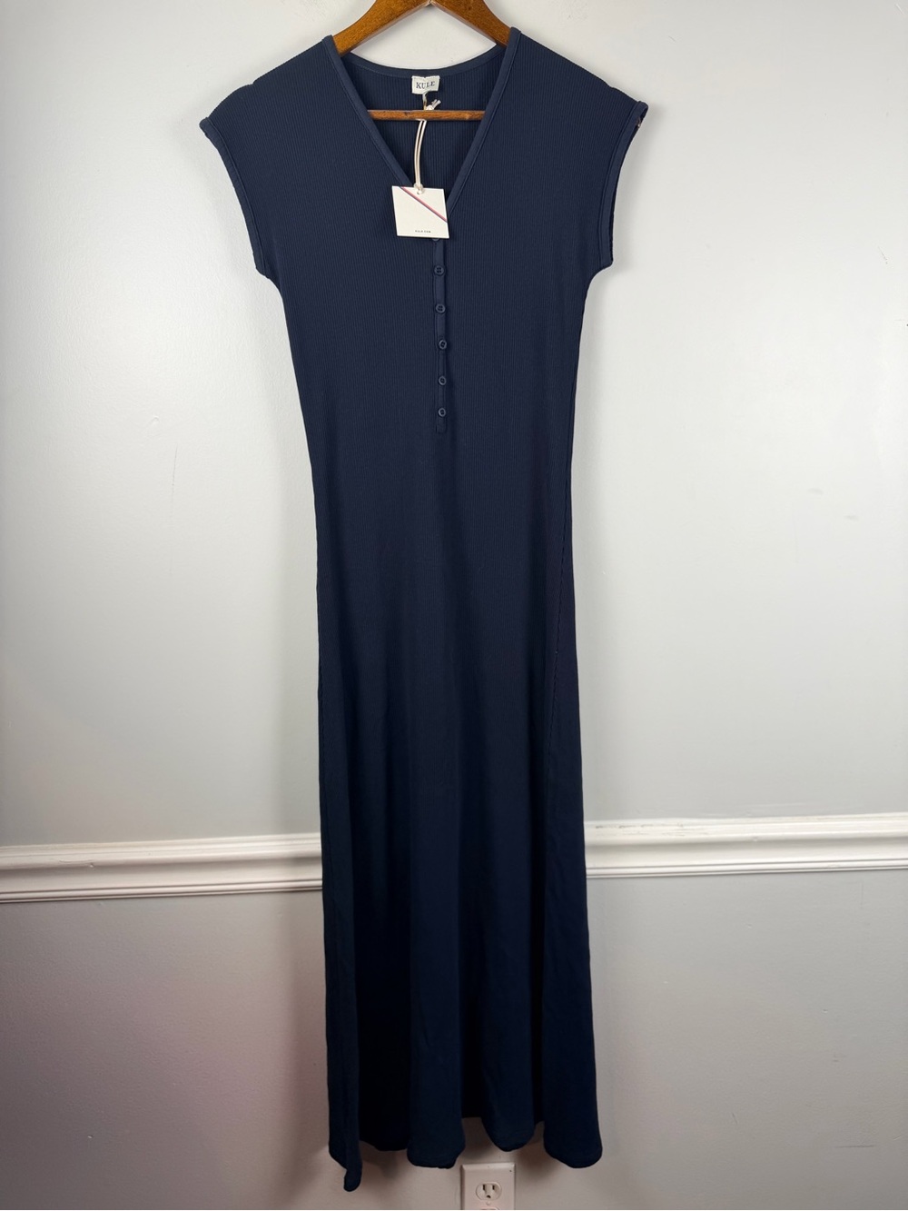 New KULE The Desiree Short-Sleeve Ribbed Midi Dress IN navy blue size medium